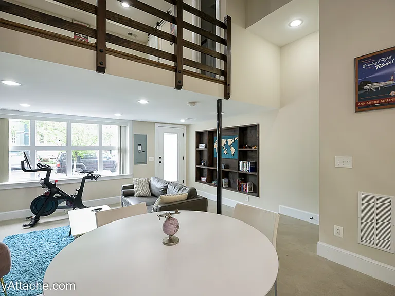 717 F St NE — Photo 4