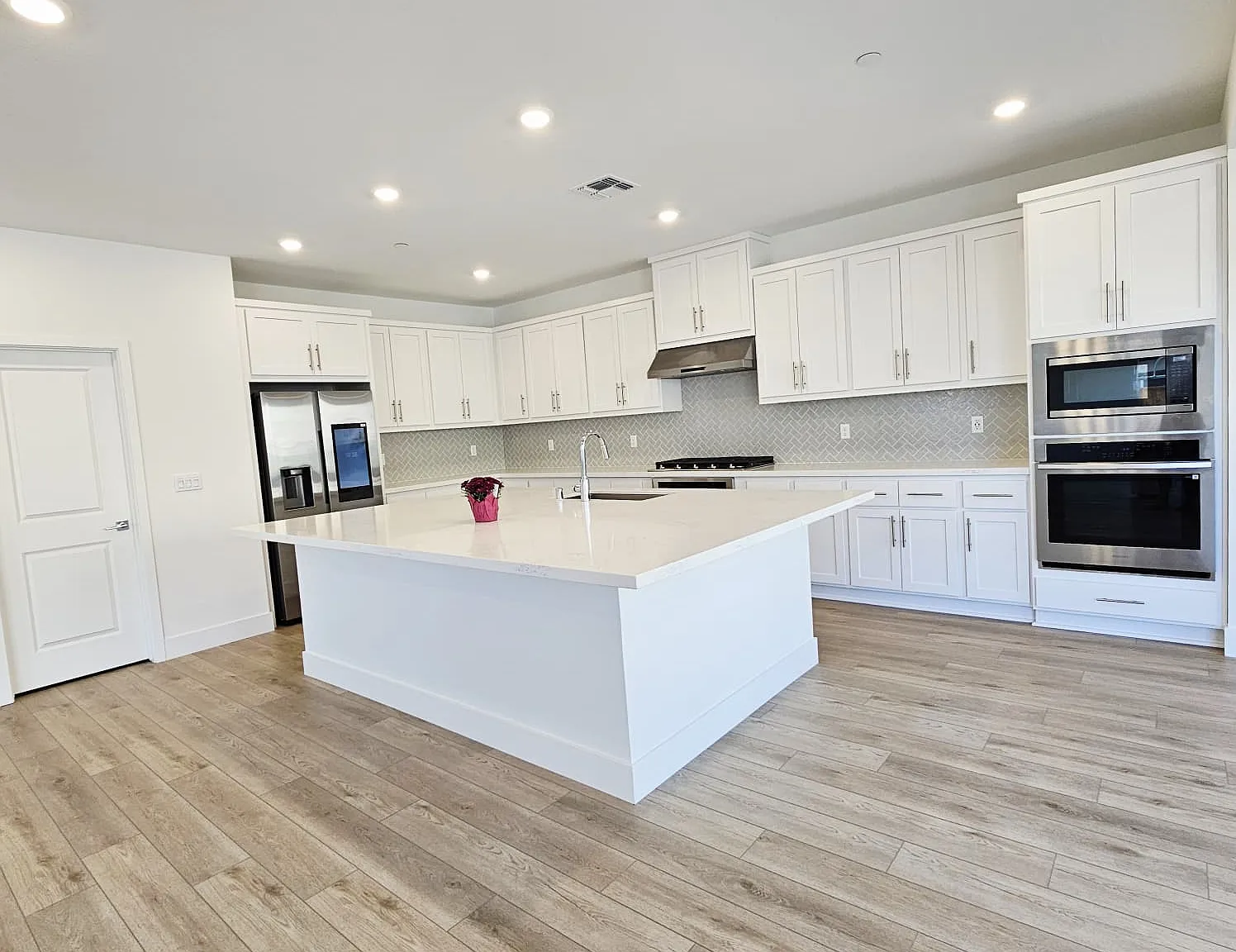 4 bed, 3766 sqft, $3,995 — Photo 3