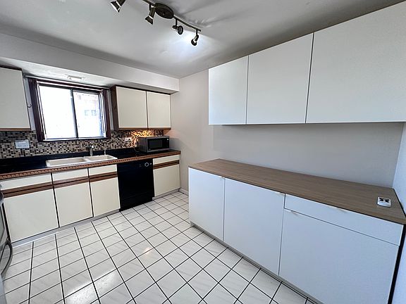 5th image of 8509 W Catherine Ave Unit 389