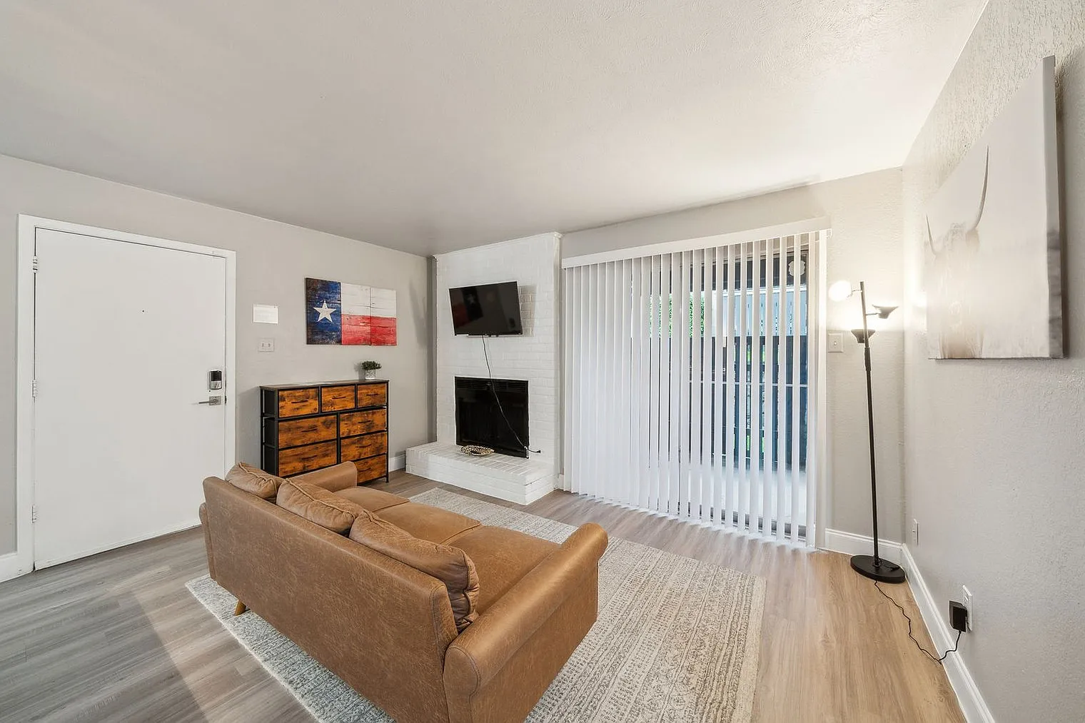 1 bed, 1.0 bath, 688 sqft, $3,000 — Photo 2