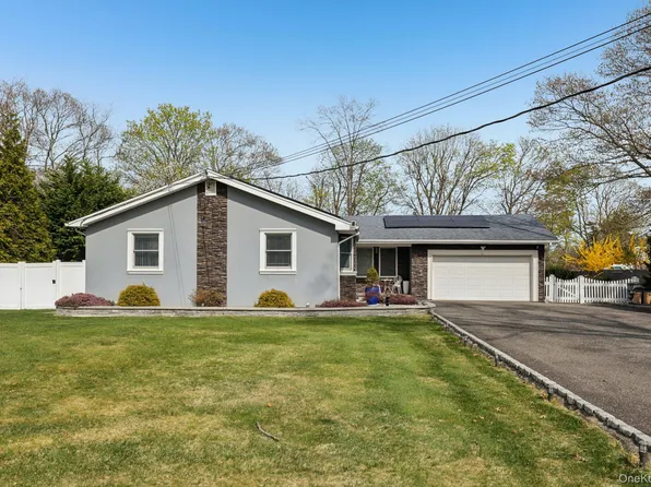 11 Mid Place, Bohemia, NY 11716