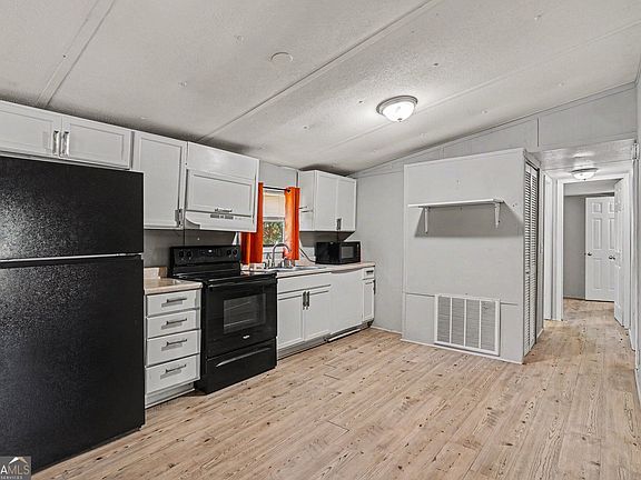 3rd image of 915 Steele Dr