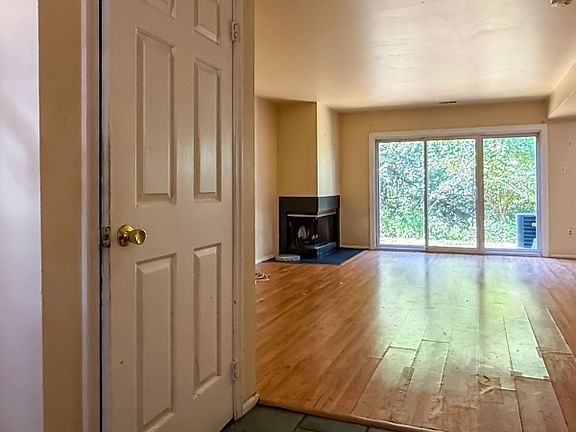 4th image of 90 Stonehedge Ct