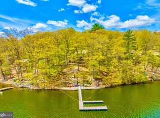 84 Lakeview Dr, Lakeville, PA 18438