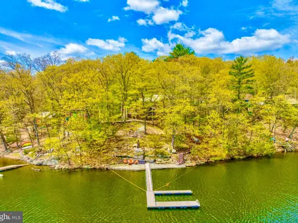 84 Lakeview Dr, Lakeville, PA 18438