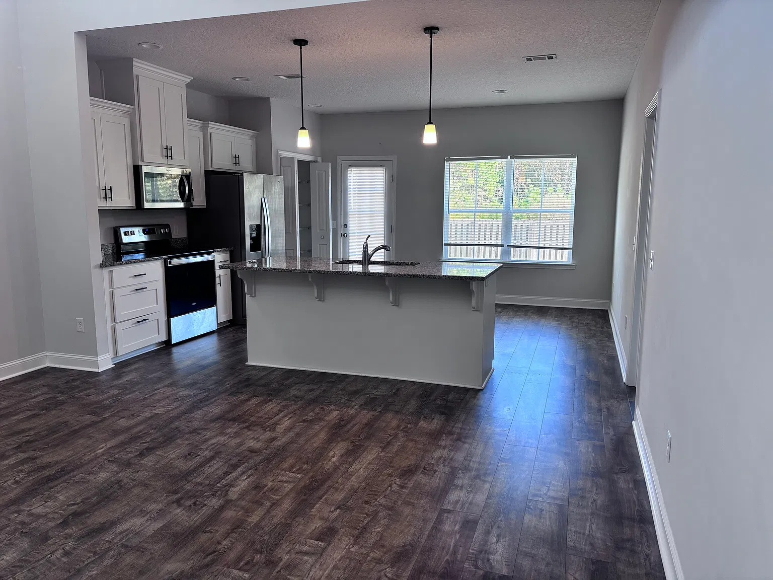 4 bed, 2.5 bath, 1962 sqft, $2,195 — Photo 2