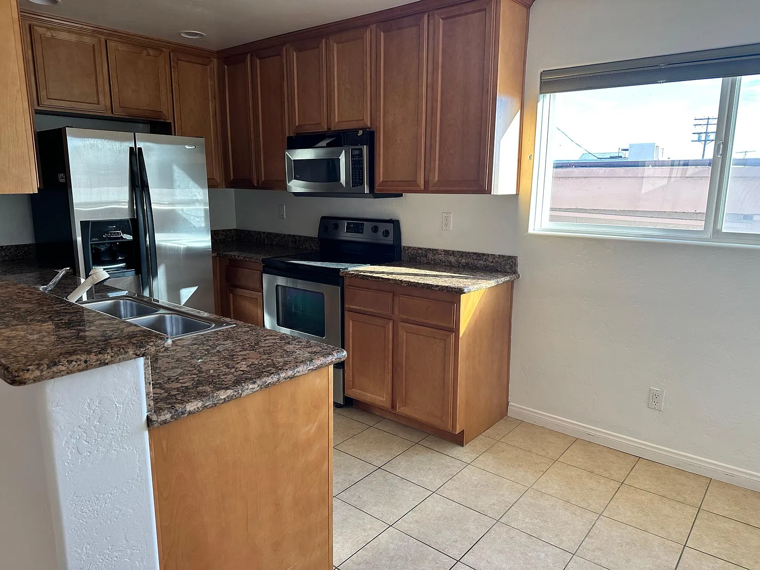 2 bed, 907 sqft, $3,925 — Photo 2