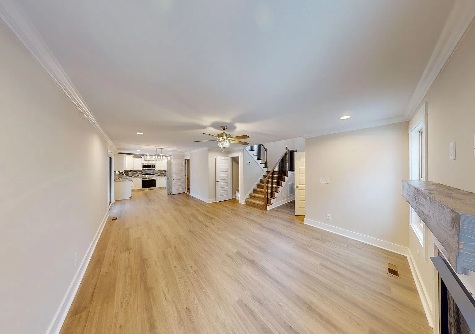 Fantastic Home with Fireplace Open Kitchen with Granite Countertops and Glassdoor Shower — Photo 2