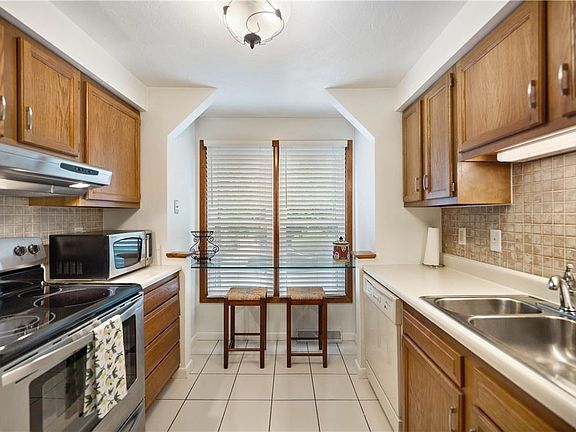 3rd image of 125 Spruce Ct