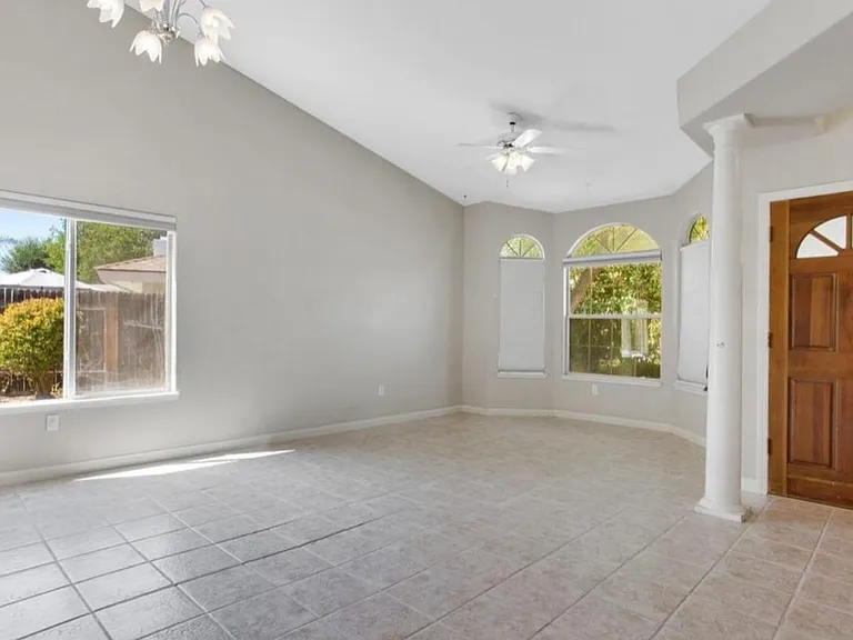 11005 Yorkshire Dr — Photo 2