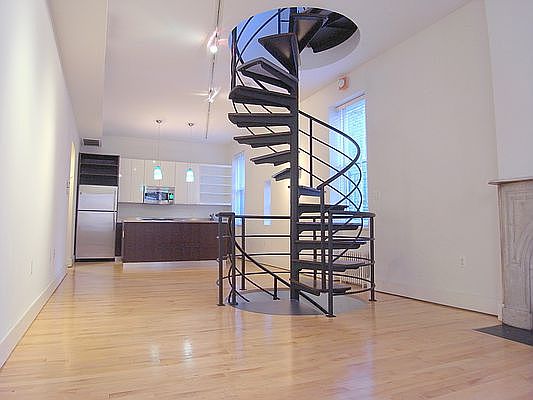 4th image of 14 Bank St APT 1