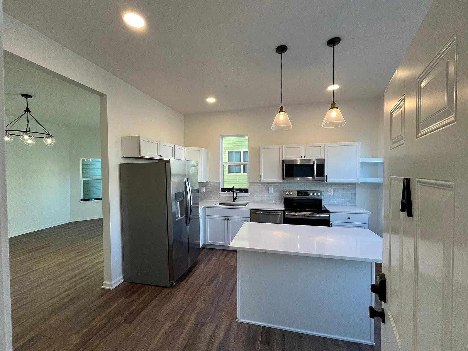 3 bed, 1.5 bath, 992 sqft, $1,620 — Photo 2