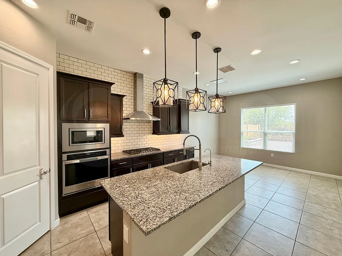 5 bed, 3.5 bath, 3311 sqft, $3,999 — Photo 3