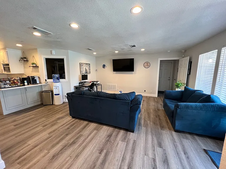 Lincoln Park Apartments — Photo 13
