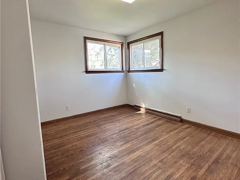 92 Lasalle Ave — Photo 13
