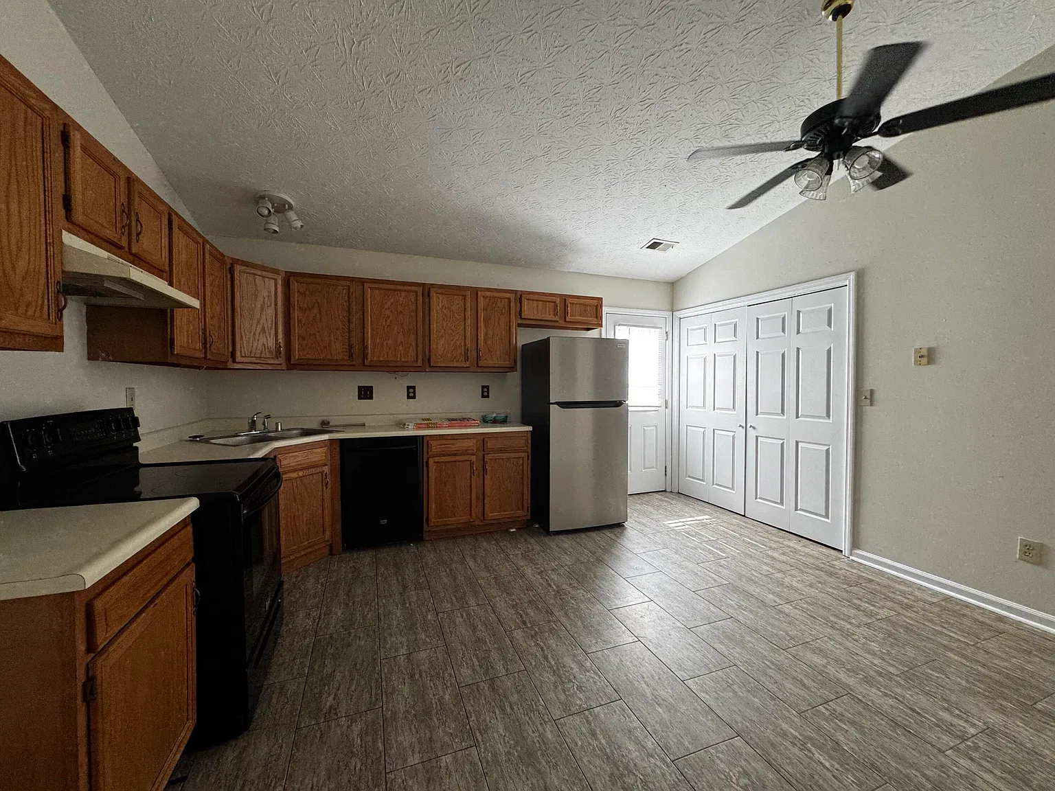 3 bed, 2.0 bath, 1152 sqft, $1,795 — Photo 3