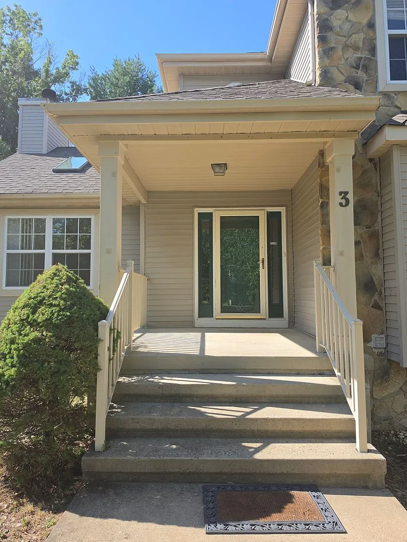 Rare opportunity in the exclusive "Enclosure Development at Marlboro"! Recently updated 4-bedroom... — Photo 2