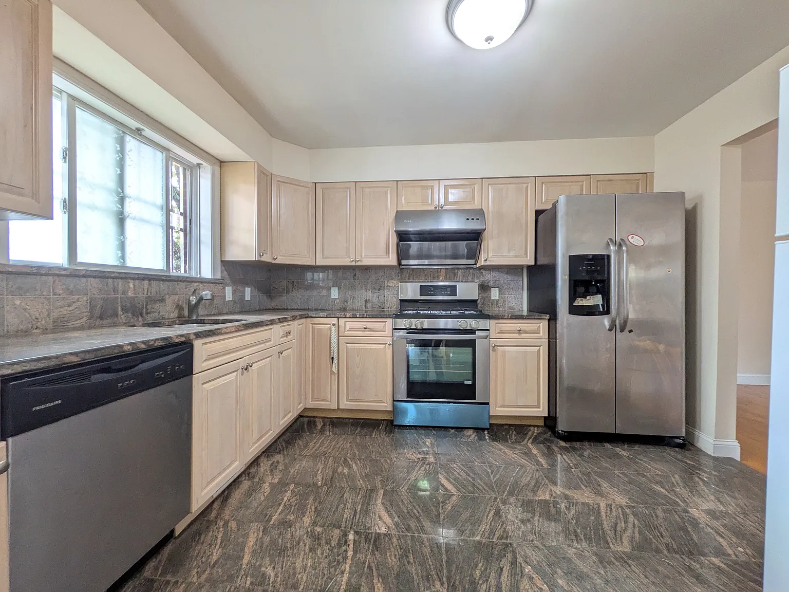 3 bed, 1400 sqft, $3,500 — Photo 1