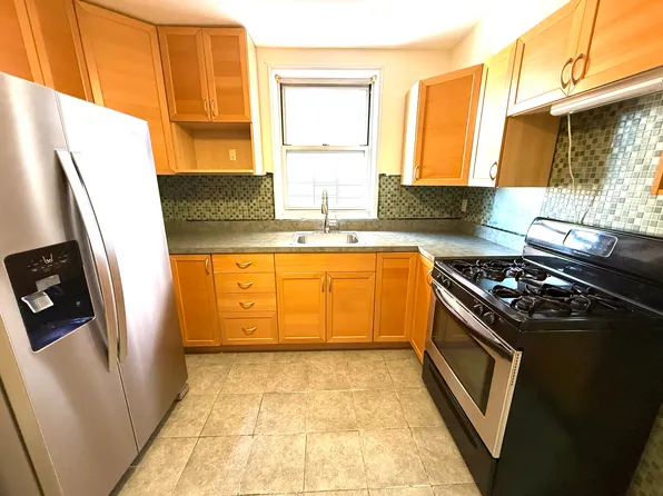 2580 Ocean Parkway image 7 of 22