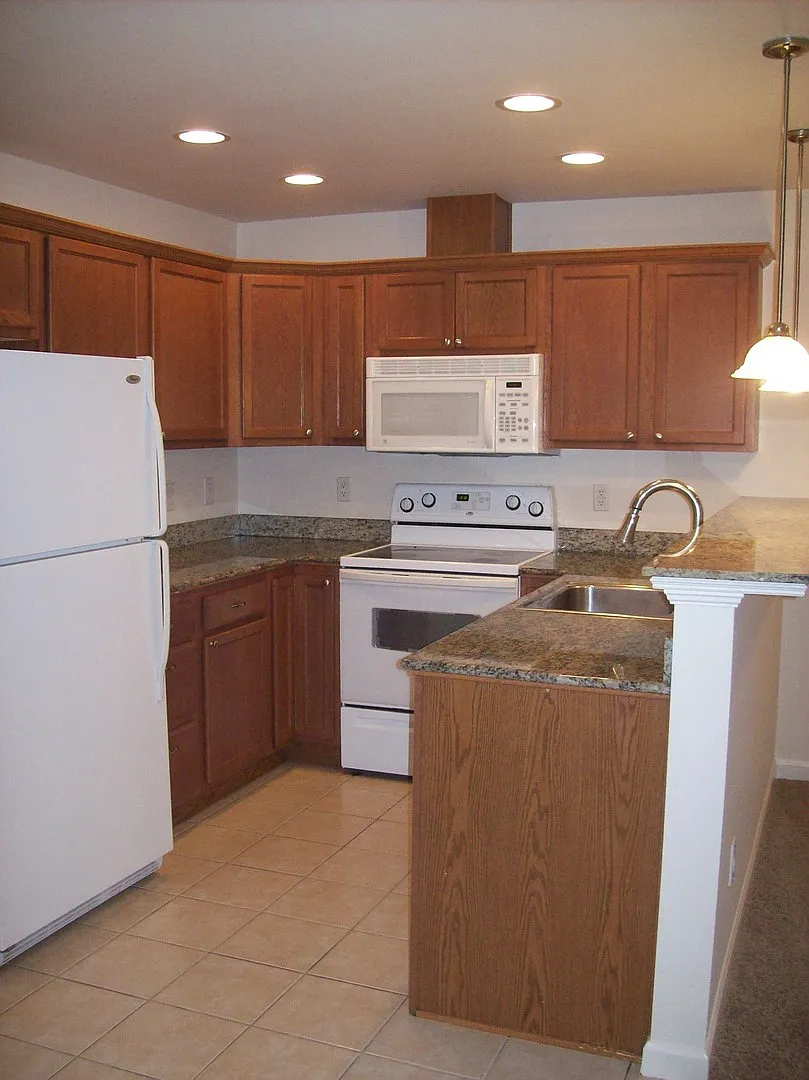 Building Photo - 5743 Fallbrook Ln