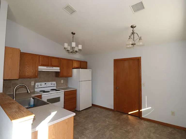 1618 Clover Dr — Photo 6