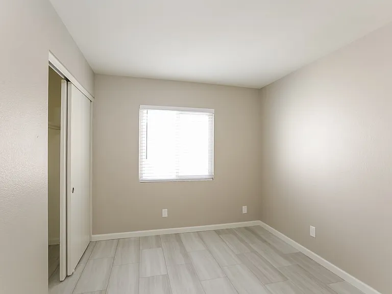 1237 E Wickieup Ln — Photo 11
