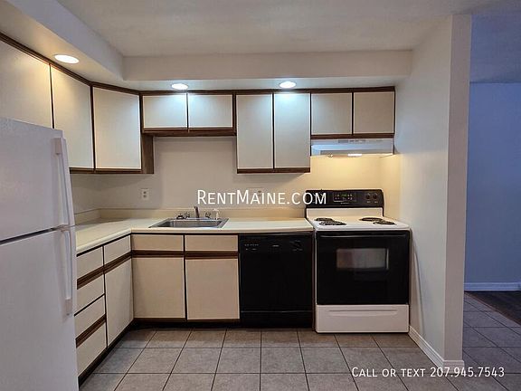 3rd image of 20 Tall Pines Dr APT 4