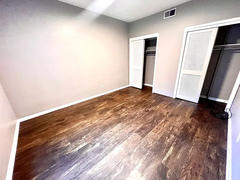 542 5th Avenue (Full Service) — Photo 8