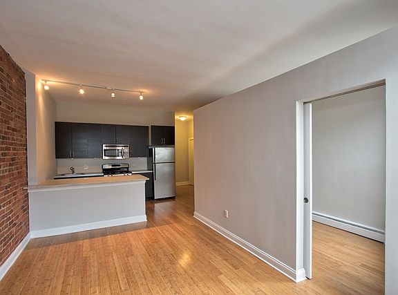 4th image of 2214 N Clark St APT 205