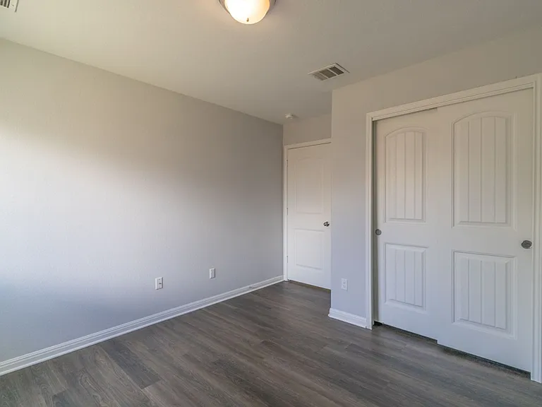 1411 Elbe St — Photo 14