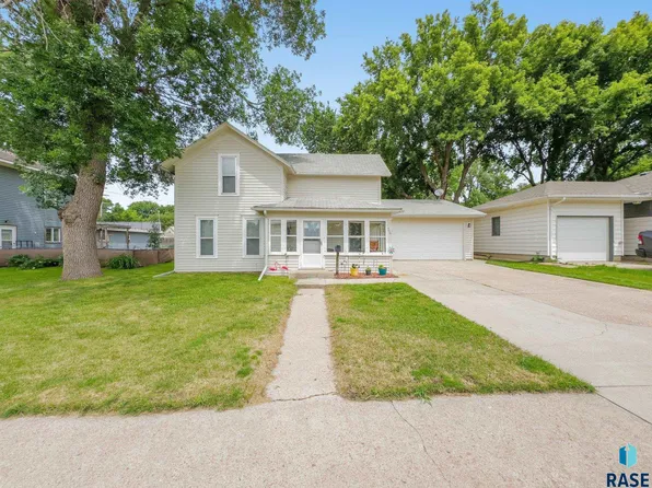 204 E 4th St, Dell Rapids, SD 57022