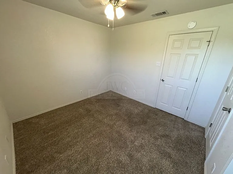 912 McDaniel Cir — Photo 13