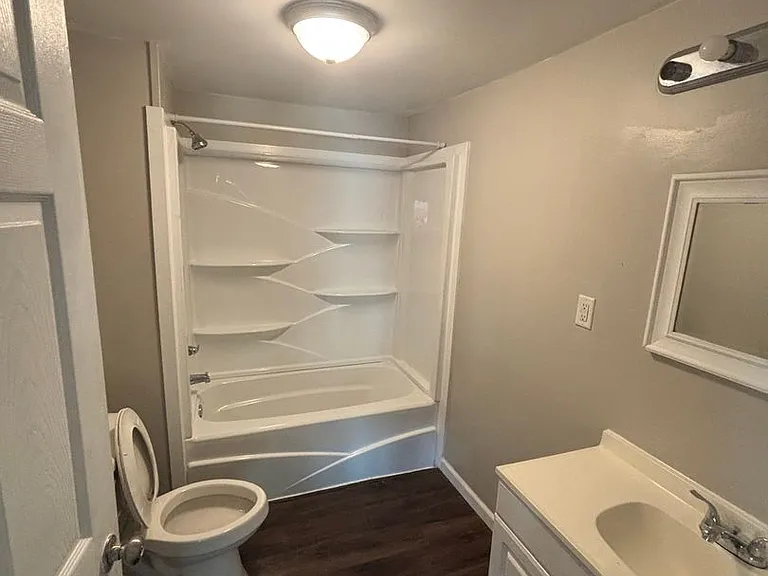 645 W Webster St — Photo 11