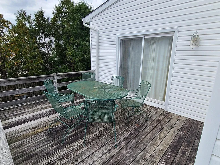 Deck (Sliding Door to Master Bedroom)