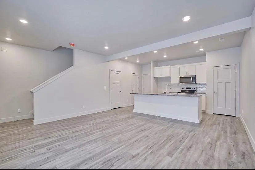 3 bed, 2.5 bath, 1460 sqft, $1,750 — Photo 2
