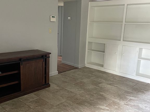 3rd image of 128 Country Club Cir