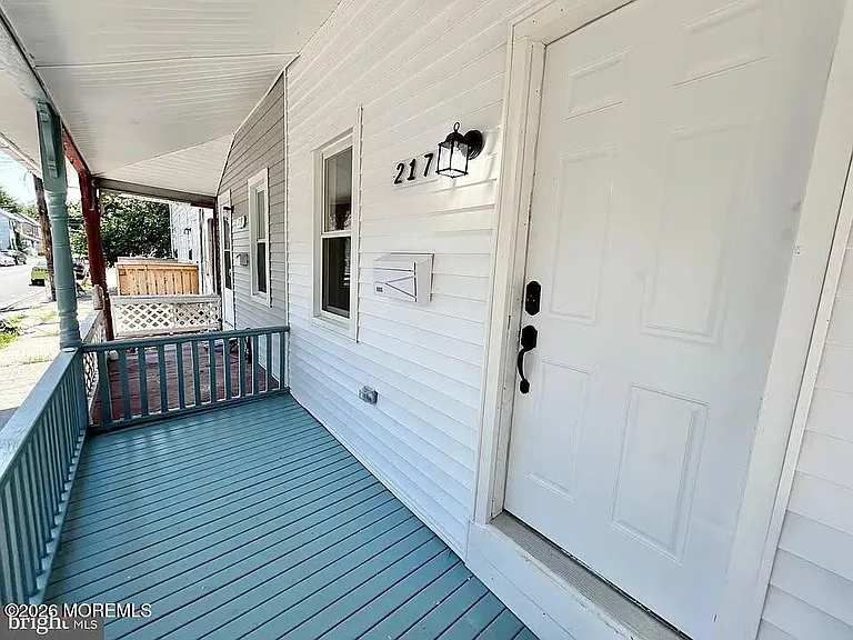 217 Wesley St — Photo 4