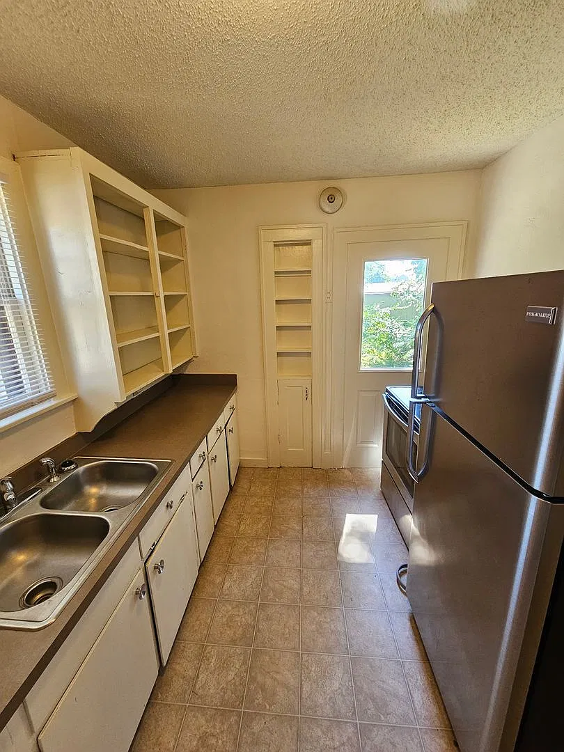 2 Bedroom Home-Downtown — Photo 3