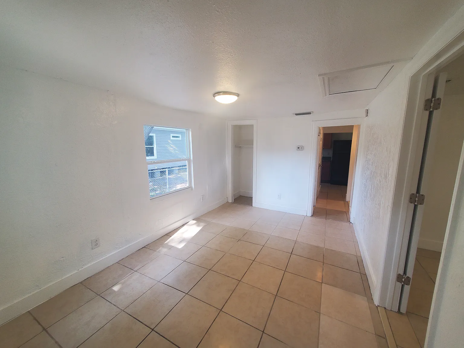 3 bed, 915 sqft, $1,950 — Photo 2