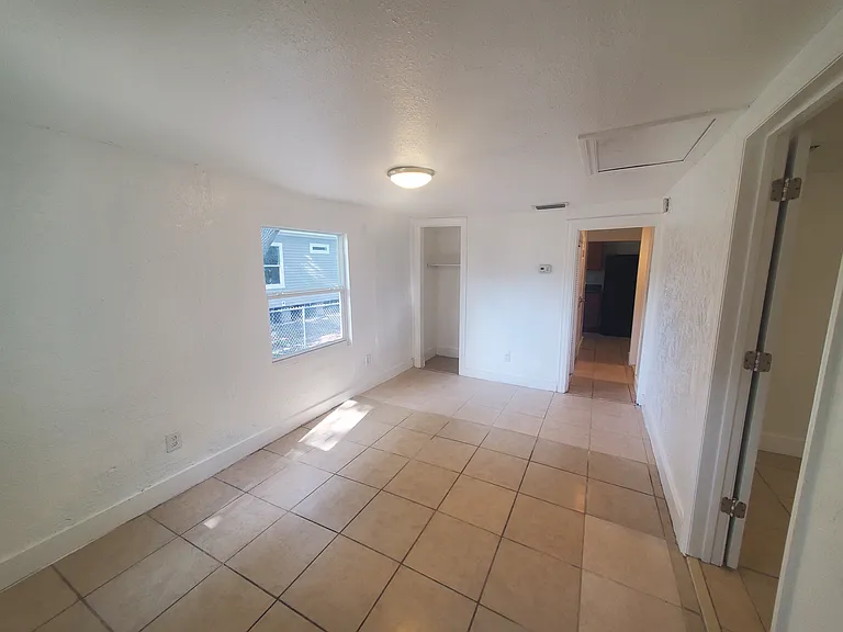 1645 Prescott St S — Photo 2