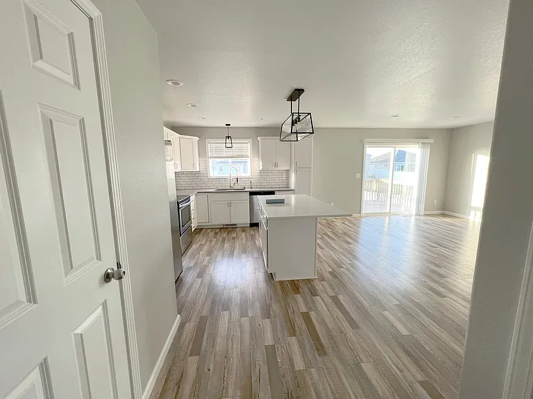 820 Cathy Dr W — Photo 7