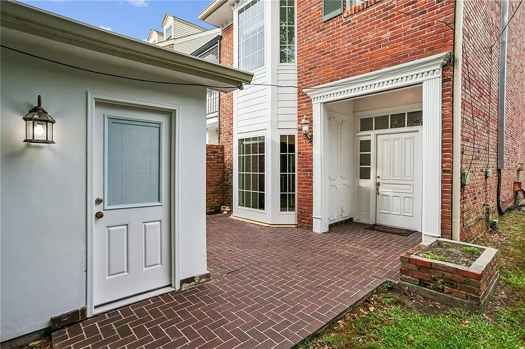 2 bed, 2.5 bath, 2500 sqft, $2,900 — Photo 2