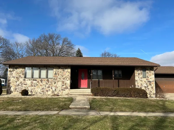 310 4th St, Mendota, IL 61342
