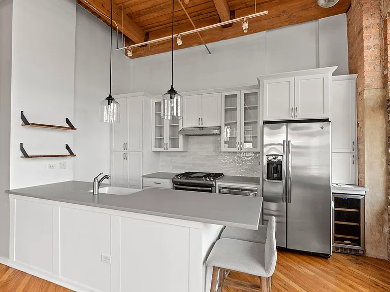 1040 W Adams St #610 — Photo 2