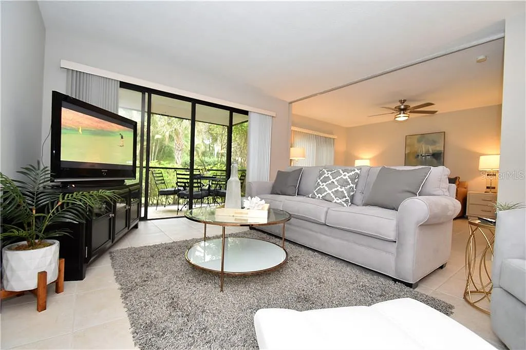 2 bed, 2.0 bath, 1077 sqft, $1,900 — Photo 2