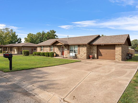 2nd image of 610 Meadowlark Ln