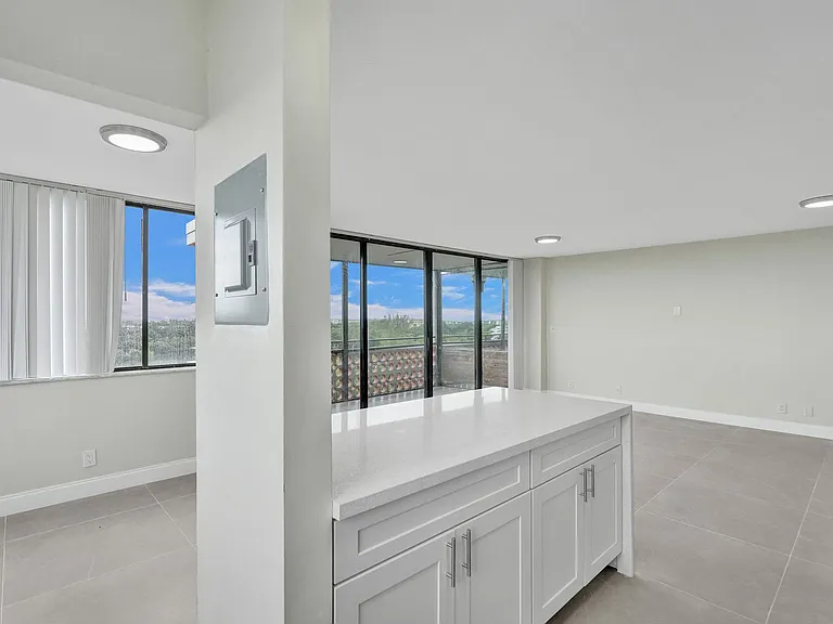 4222 Inverrary Blvd — Photo 5