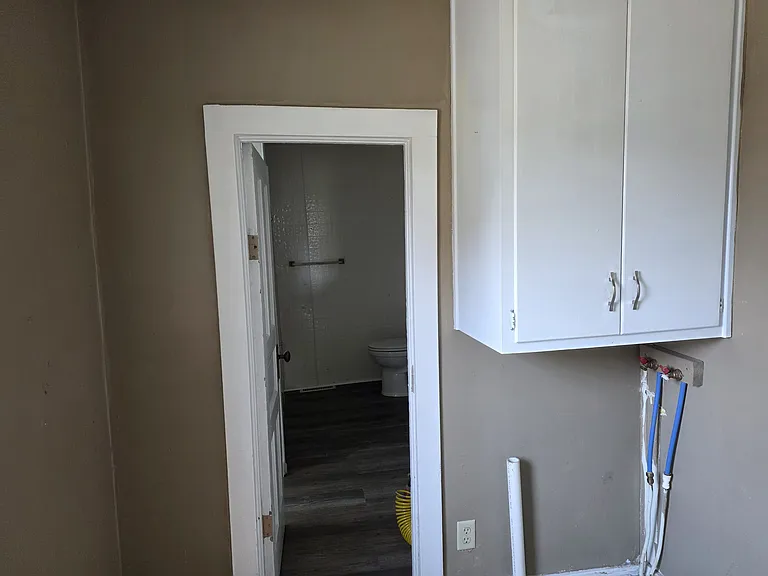 406 S Elm St — Photo 3
