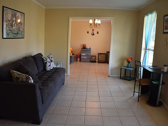 3rd image of 1302 Tamarisk Dr