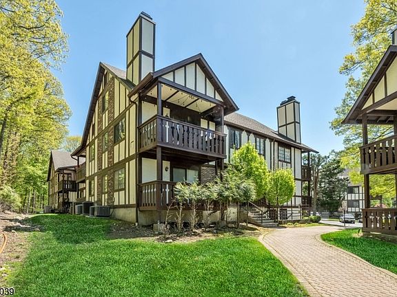 2nd image of 3202 Stowe Ln